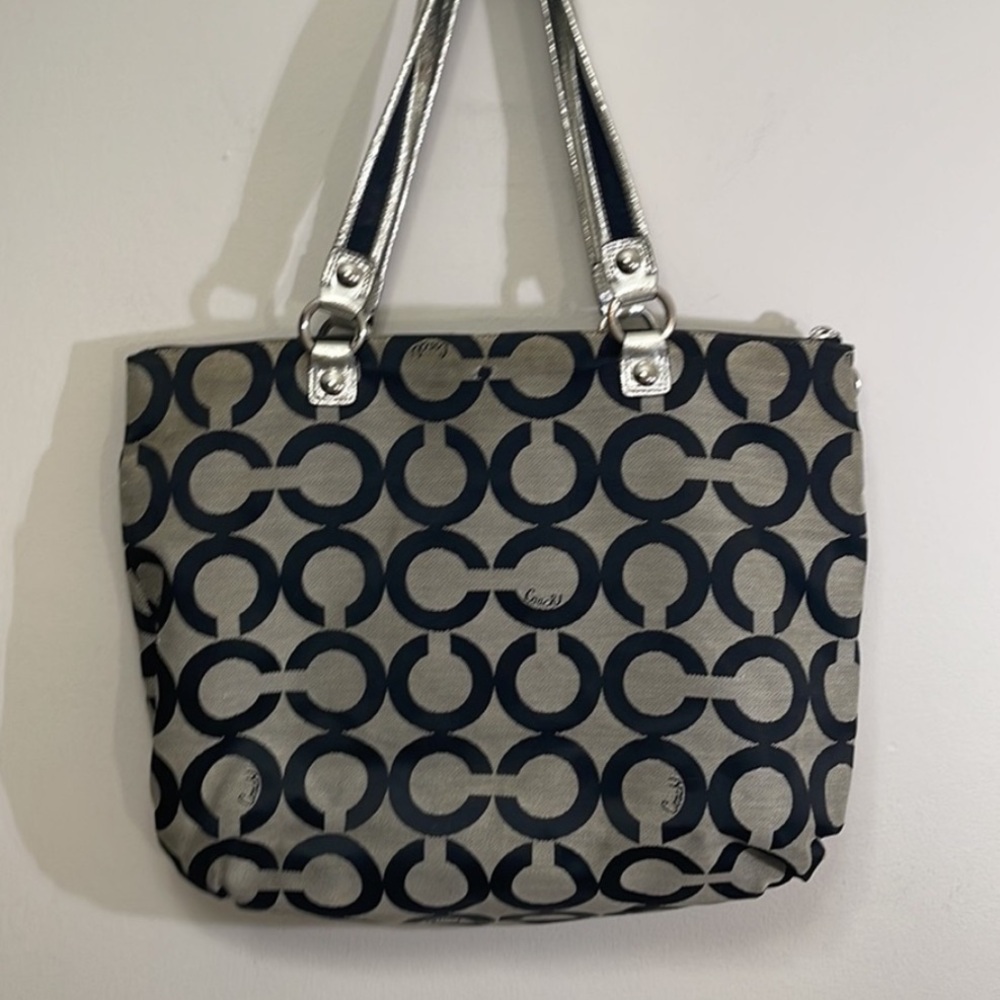 Lost in the 🔥 Coach Poppy Op Art Signature Tote - Picture 6 of 12